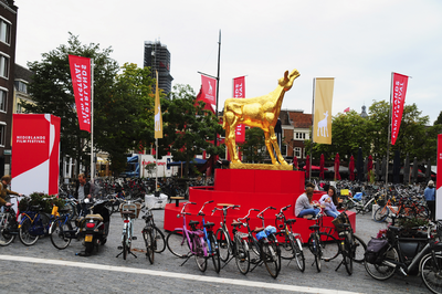 900354 Afbeelding van het Gouden Kalf op de Neude te Utrecht, ter gelegenheid van het 41ste Nederlands Filmfestival (24 ...